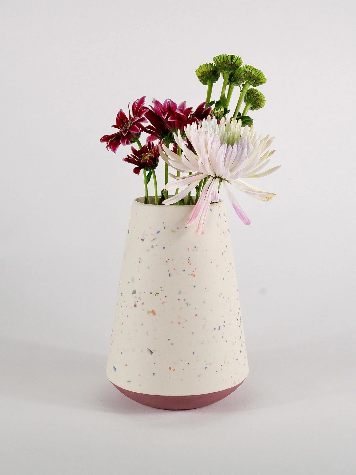 I have some brand new confetti vases and bowls that I will be releasing at Rise and Shine tomorrow!! 

🌸 Join me and 30+ studio artists for Rise &amp; Shine this Sat April 25th from 10am-4pm @618artlington Studios! 🌸

This spring inspired open hous