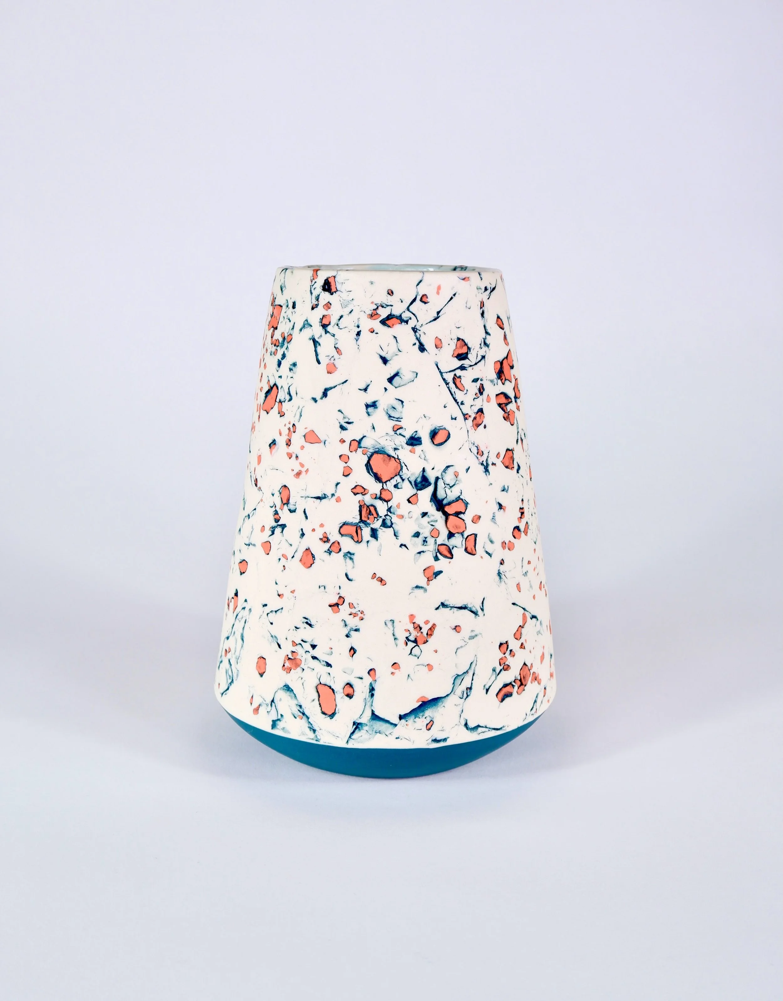 Excited that this vase was selected for the group exhibition Sliptastic @lillstreetgallery! Show opens today in Chicago. 😊 Wish I could see it in person. 

#slipcasting#colouredclay#contemporsryceramics