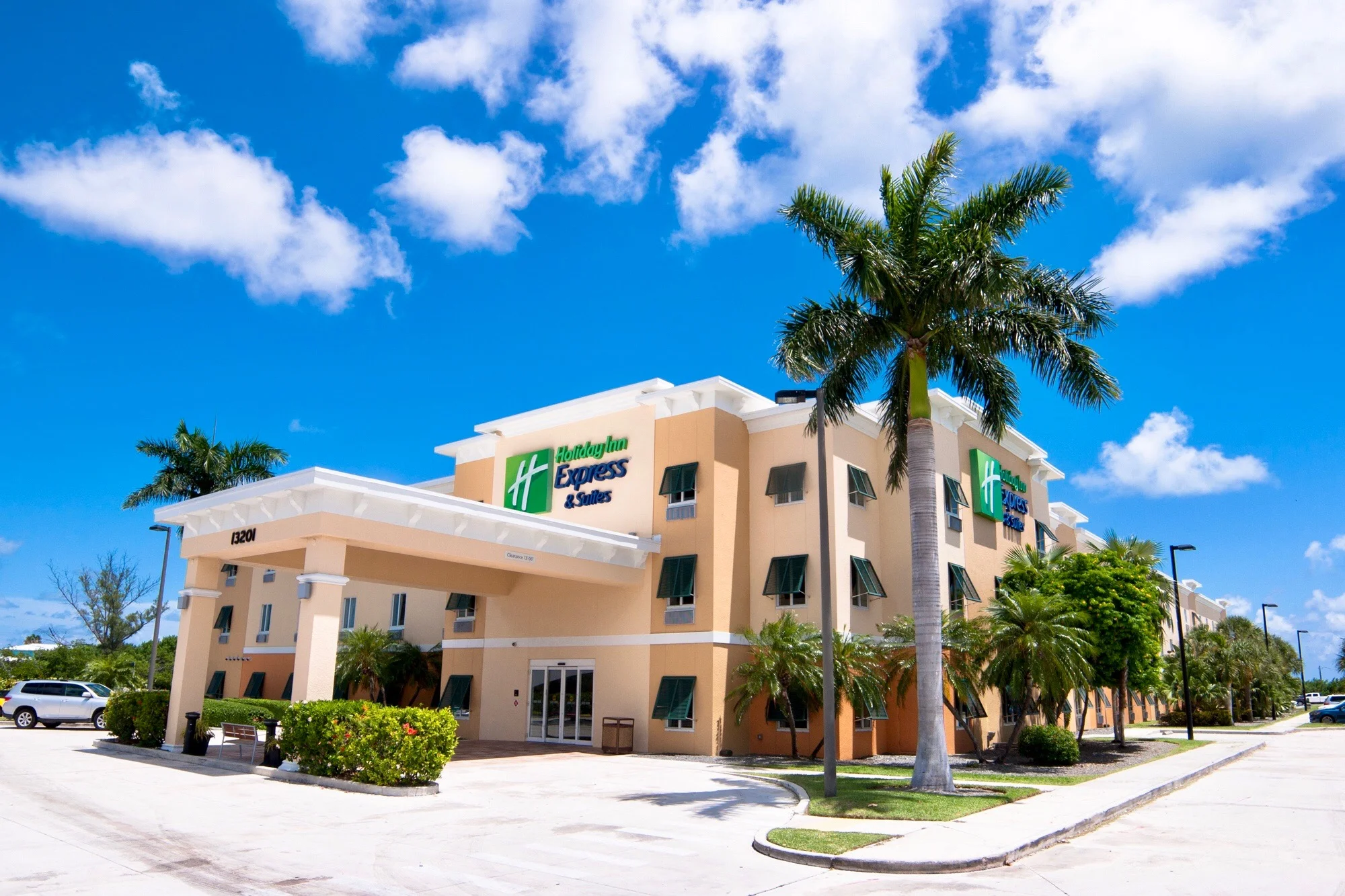 Holiday Inn Express &amp; Suites Marathon