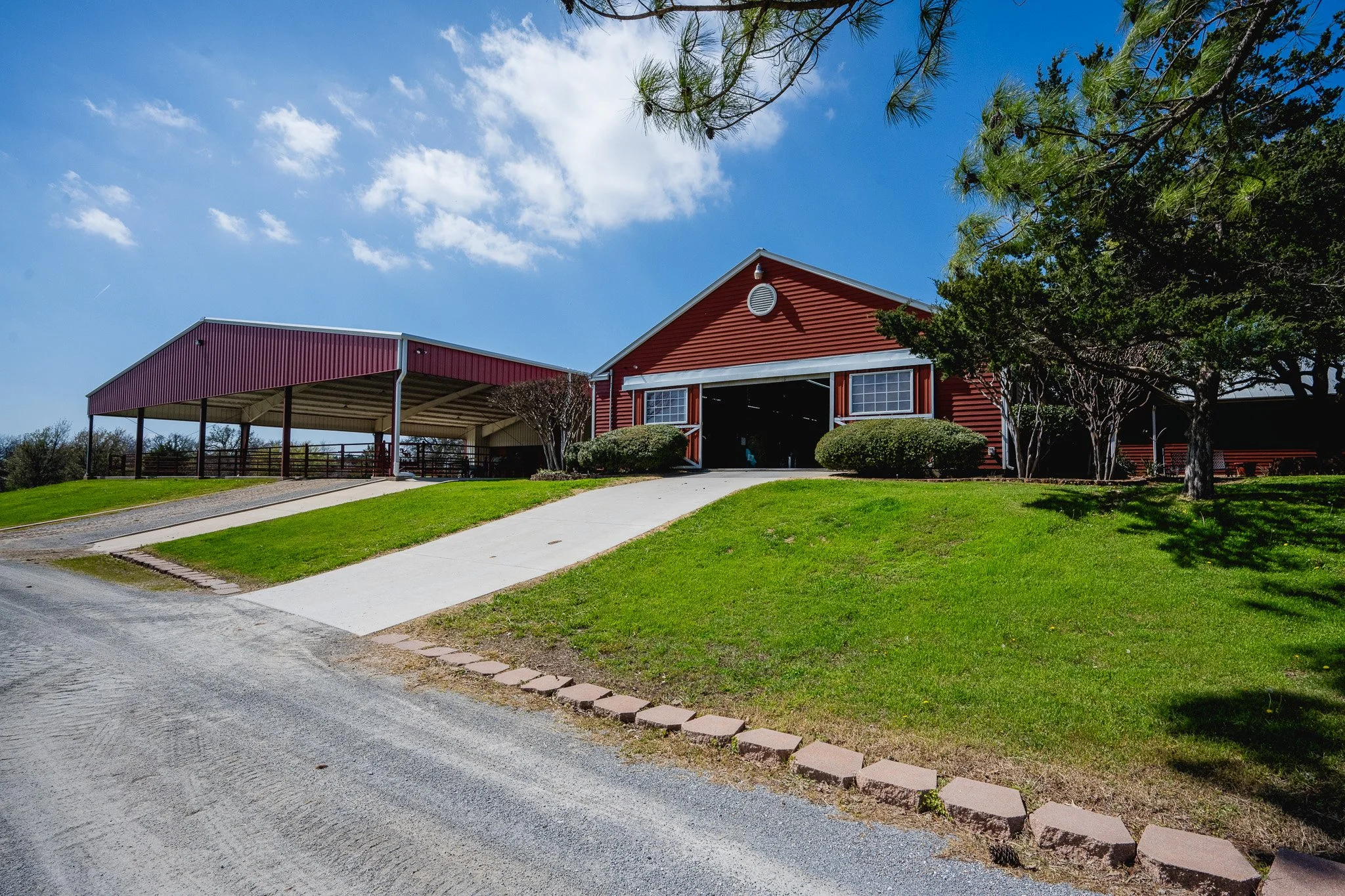 Exterior view of Equine Sports Medicine Clinic in Pilot Point, Texas, providing advanced veterinary care, lameness evaluations, and rehabilitation services for performance horses.