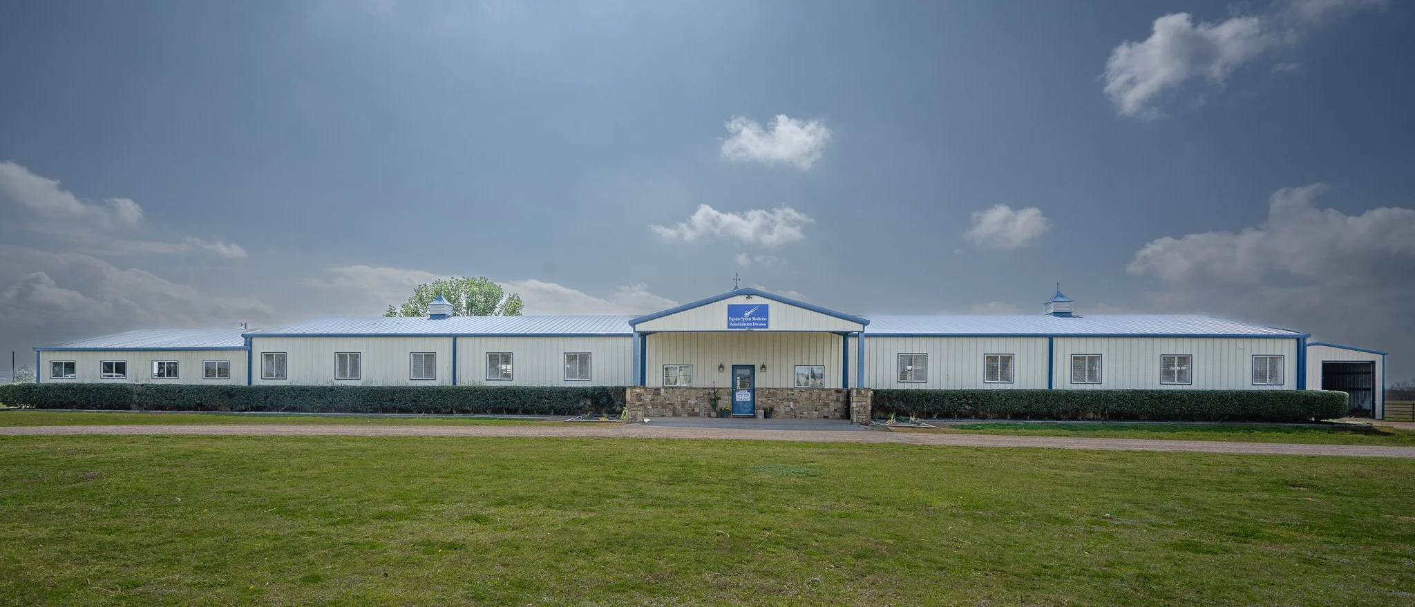 Equine Sports Medicine rehabilitation barns in Whitesboro, Texas providing specialized recovery care, conditioning, and rehabilitation services for performance horses in North Texas.