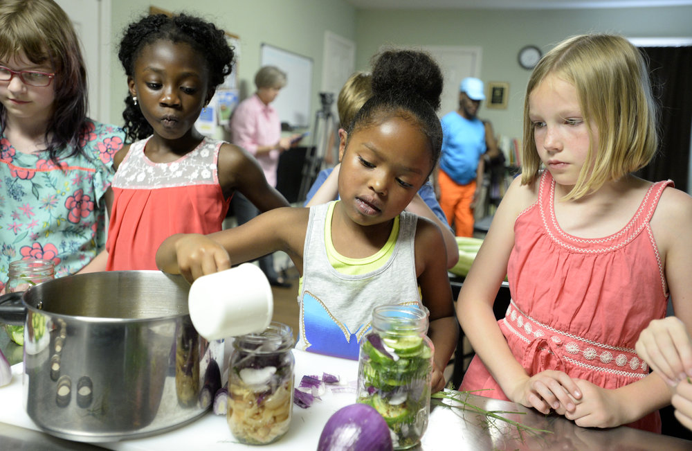 Preparing & sharing food: kids' activity