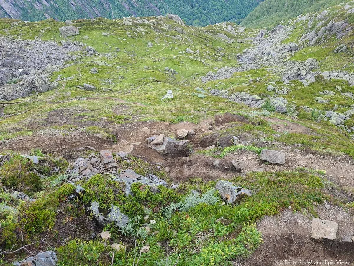 A look down a steep dirt trail with loose rock on the Reinanuten hike