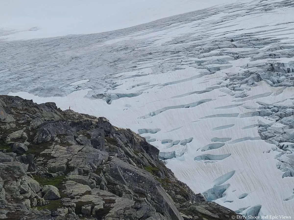 A rocky ridge sits in front of a massive ice cap at the Reinanuten viewpoint