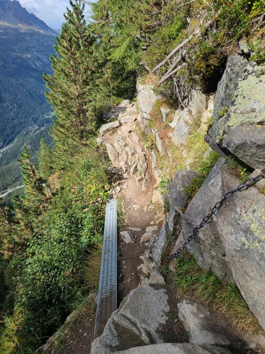 A chain and metal platform along the Grand Balcon Nord