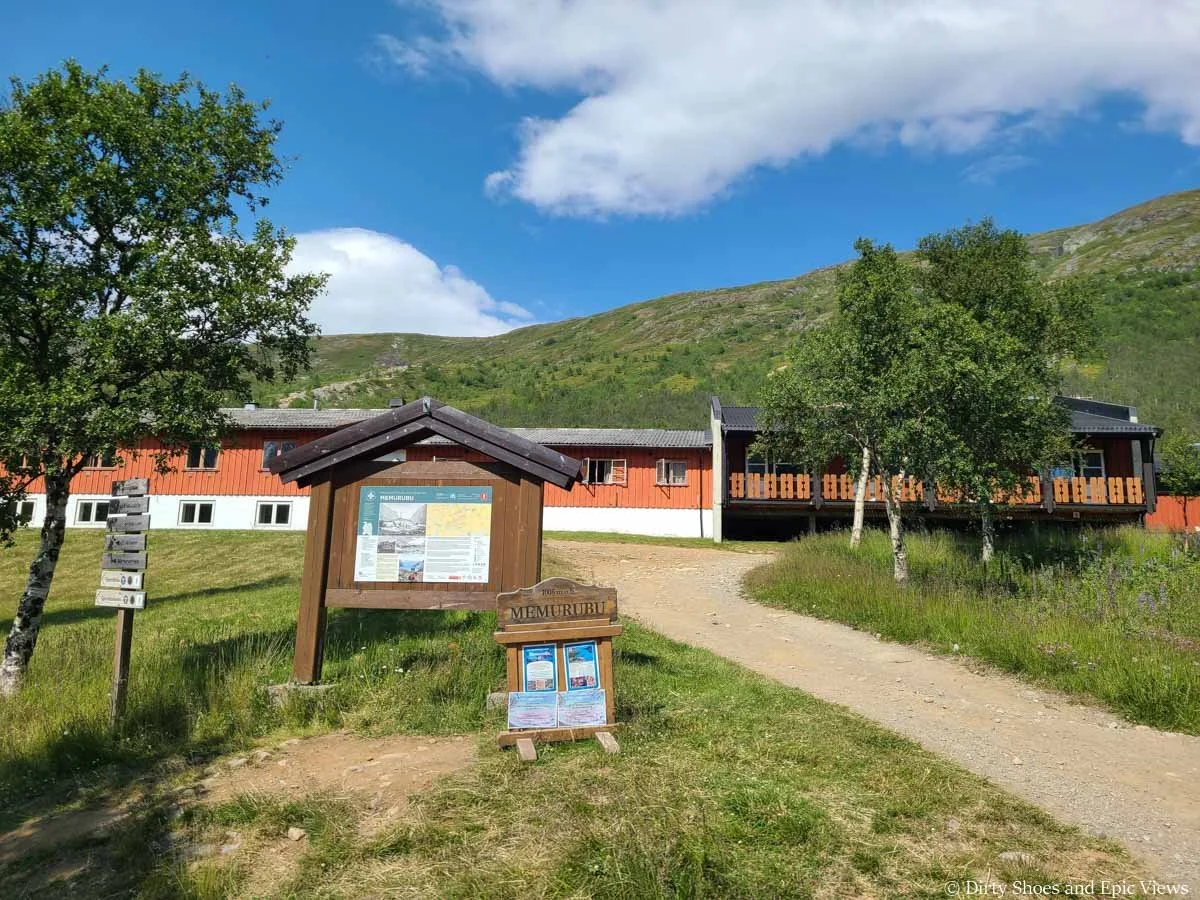 A small lodge sits at the Besseggen trailhead