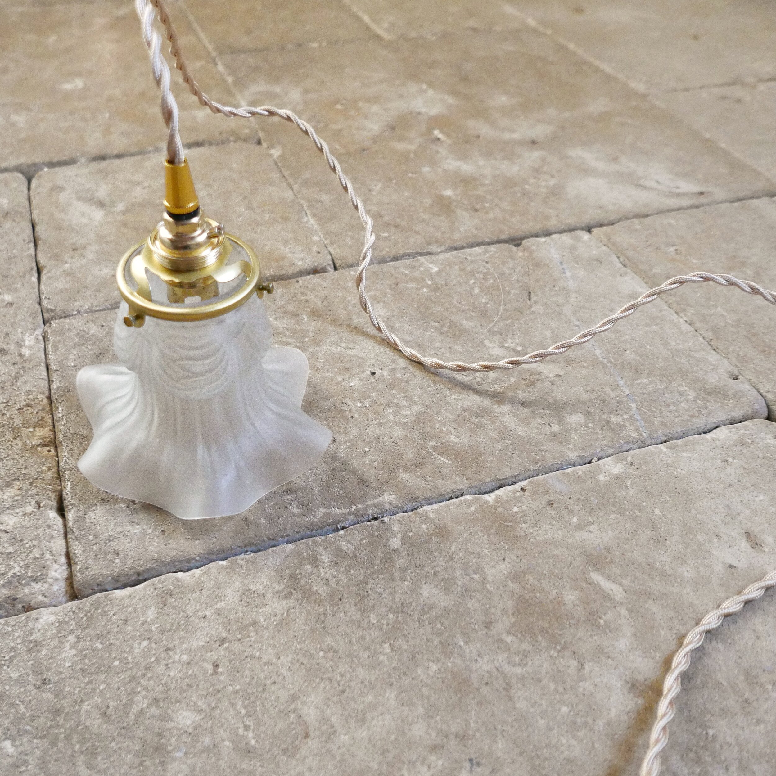 Lampe baladeuse tulipe rideau élégant