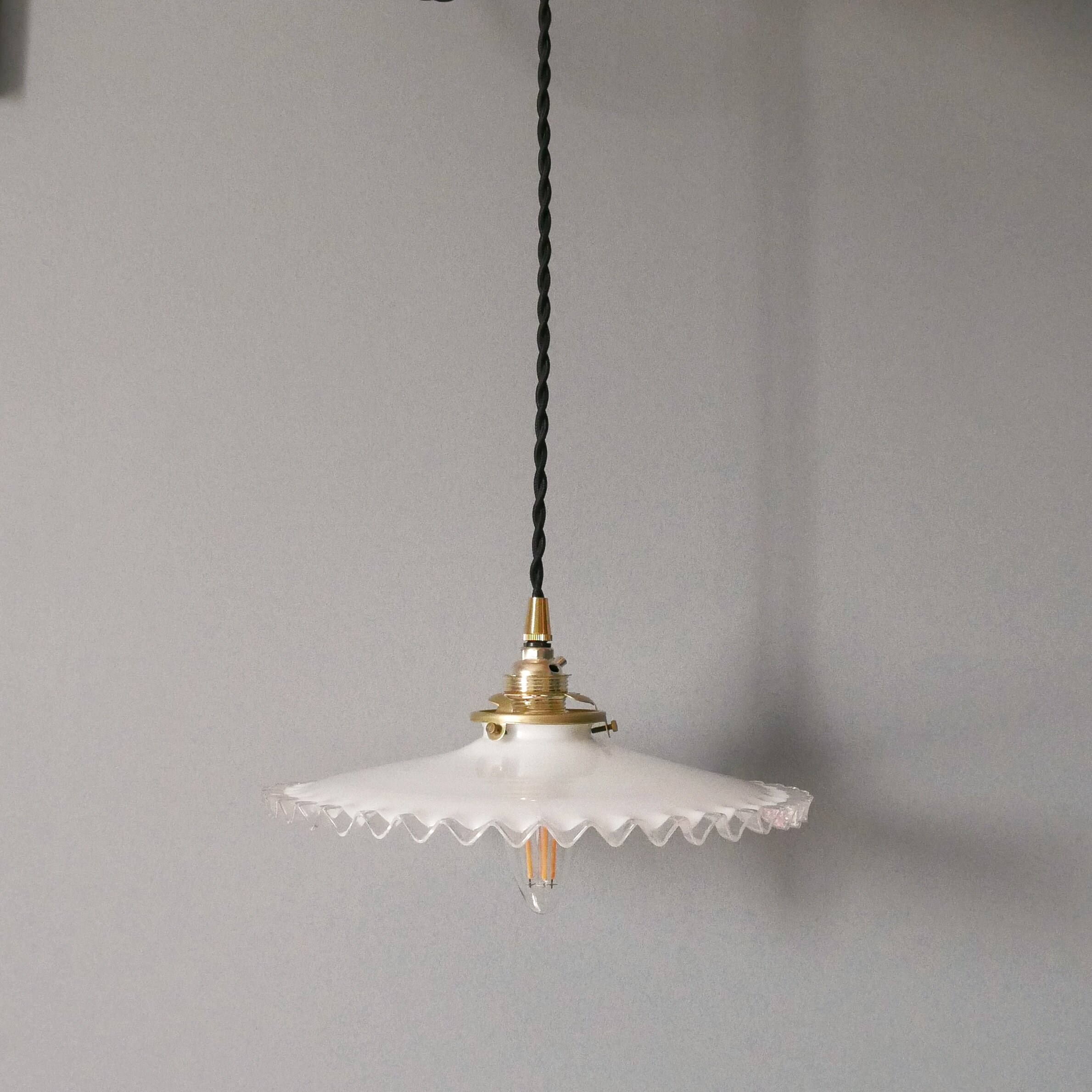 SUSPENSION OPALINE BLANC DENTELEE