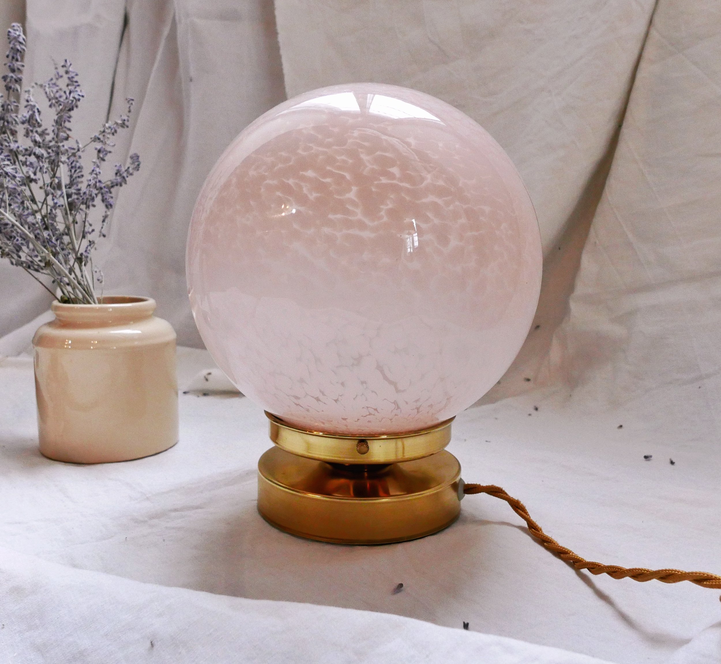 LAMPE A POSER - GLOBE OPALINE MOUCHETEE ROSE POUDRE