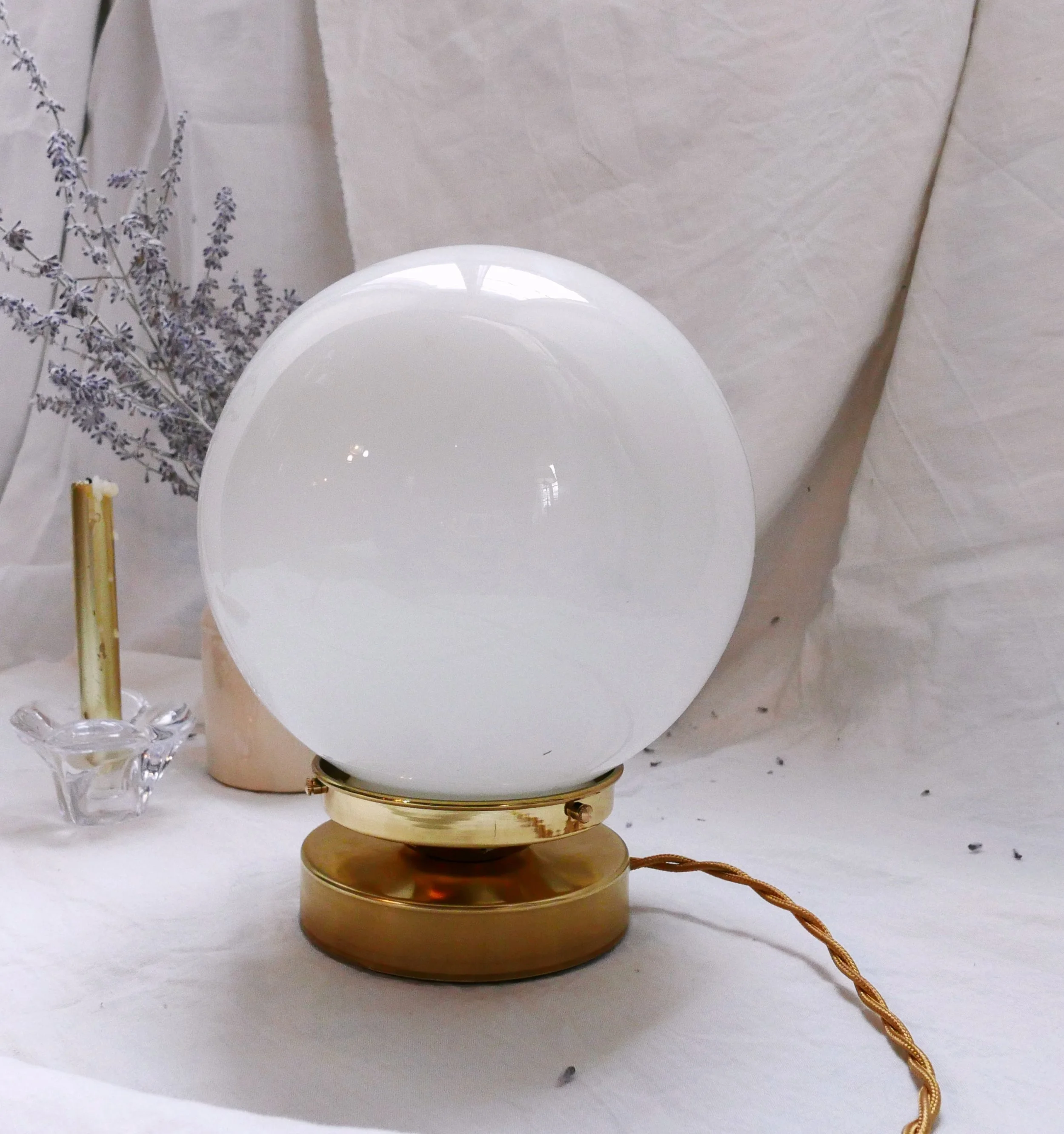 LAMPE A POSER - GLOBE OPALINE GLOBE BLANC