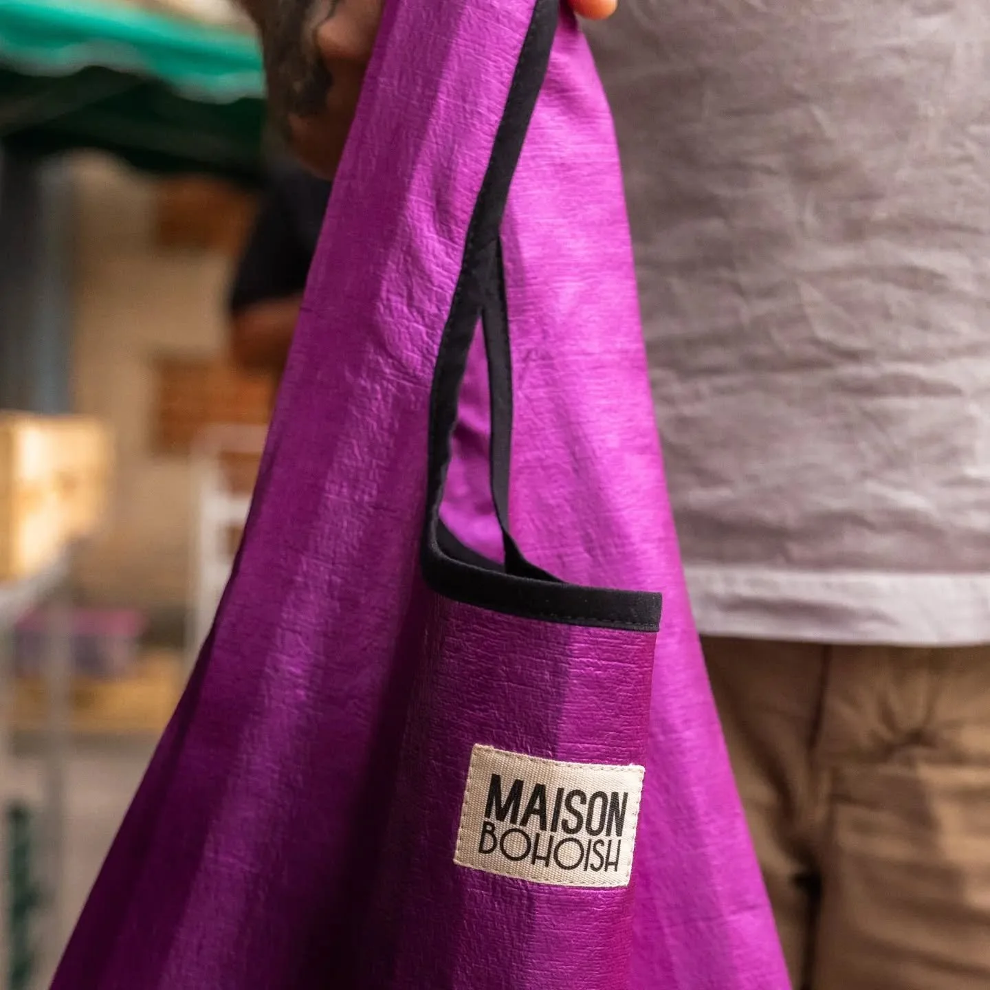 On en parle de la beaut&eacute; de ce tissu ? 🫶🏼 une fin de stock luxe exceptionnellement lumineuse ! 

Vous le prenez au march&eacute; ou en soir&eacute;e ?

📷 @marion_bertin
🛍 @tissusdurenard
#maisonbohoish #sacshopping #madeinfrance
#upcycling