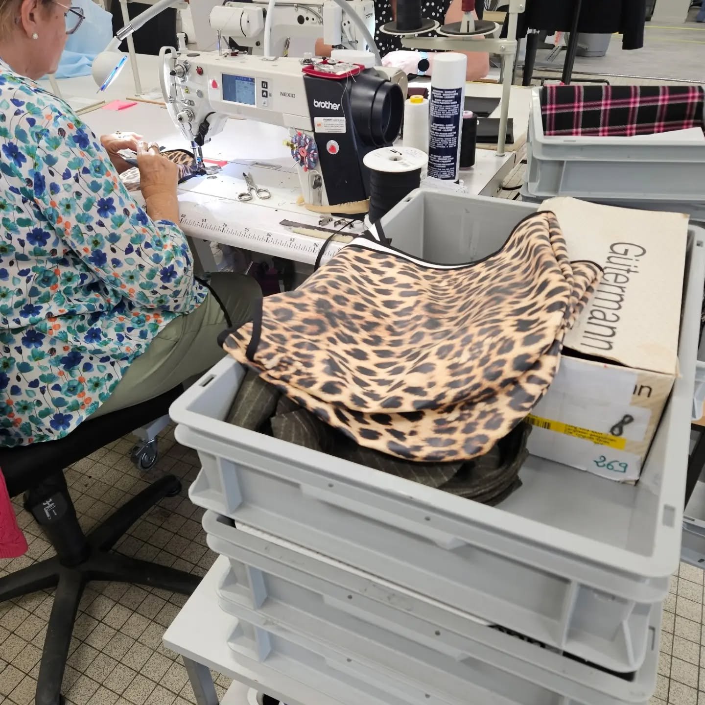 Le production avance vite et je serai bient&ocirc;t en mesure de vous pr&eacute;senter les nouvelles capuches Cleo et Liv ! Le temps s'y pr&ecirc;te en + !!

Vous &ecirc;tes plut&ocirc;t capuche pluie ou laine ?

#maisonbohoish #madeinfrance🇫🇷 #cap