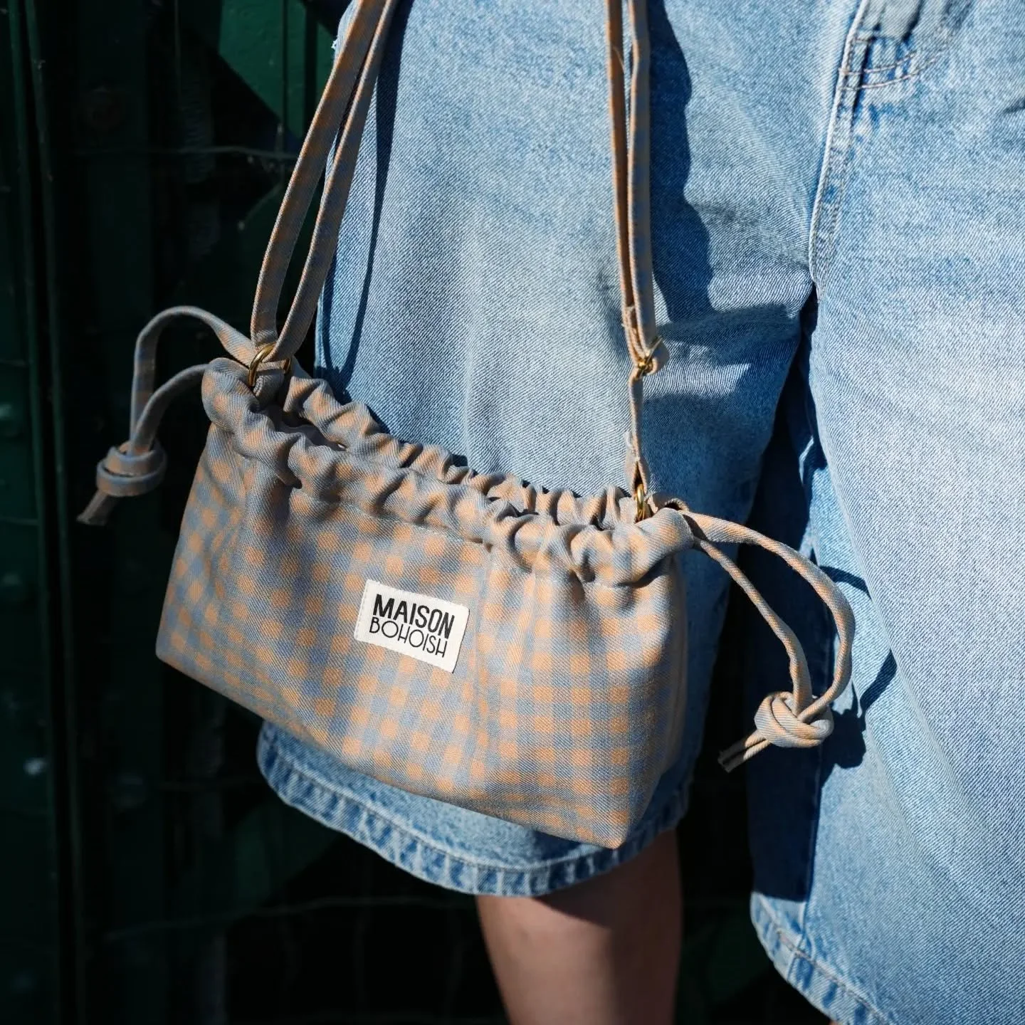 Le sac Simone est de retour ! En pr&eacute; commande pour 2 semaines avec une livraison prevue mi Novembre 🫶🏼❤️
Toujours cousu dans un tissu upcycl&eacute;, fin de stock luxe ☀️
Petit changement pour cette fin d'ann&eacute;e, je fais appel &agrave;
