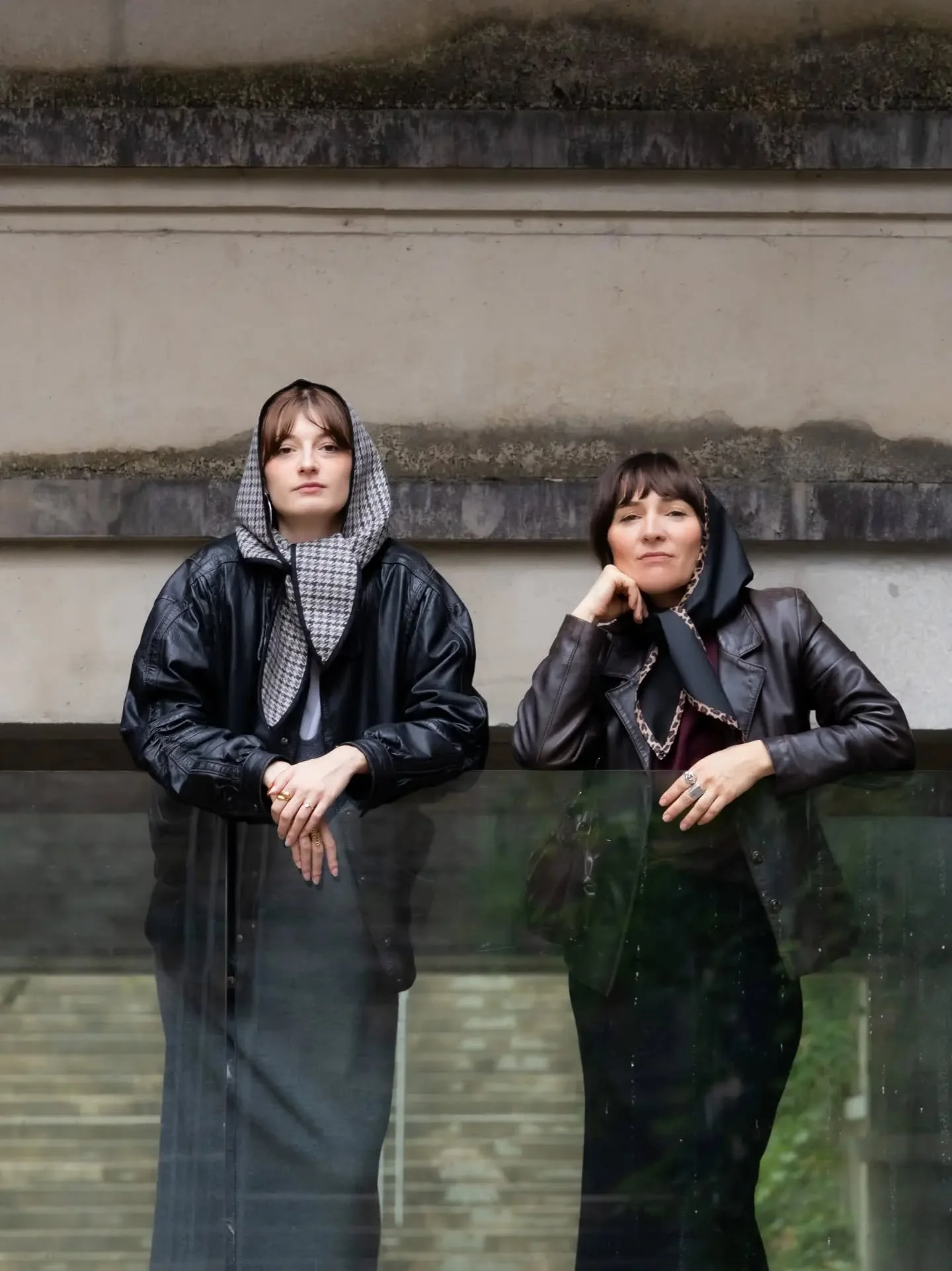 Je vous pr&eacute;sente Cl&eacute;o et Live. Deux capuches amovibles, une pour la pluie, une en laine. Elles se rangent dans leur petite pochette, toujours avec vous.
Made in France, dans les Deux-S&egrave;vres ❤️.
Le produit pratique, mode et r&eacu