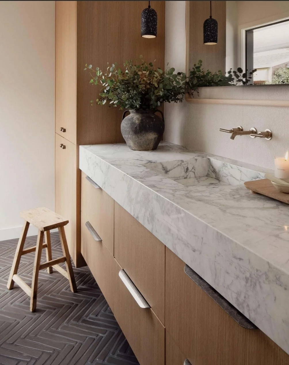 PSA: Onyx has a new find! Soft, sculptural, and seriously versatile. This new collection to the studio makes a statement in any space, with patterns that shift and transform to fit the individual. Visit Onyx and start imagining the possibilities.