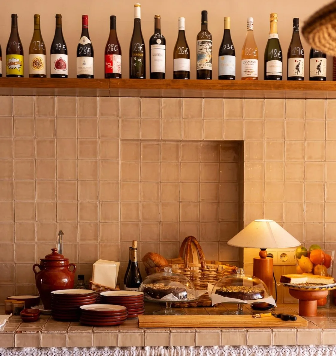 Kitchen tile so good your Thanksgiving guests aren&rsquo;t the only ones that ate. 

FYI: The studio will be closed today and tomorrow for the Thanksgiving holiday. See you Monday, 12/1. 

1. @margarita.calella 2. SCW Interiors 3. @tempesttileworks @