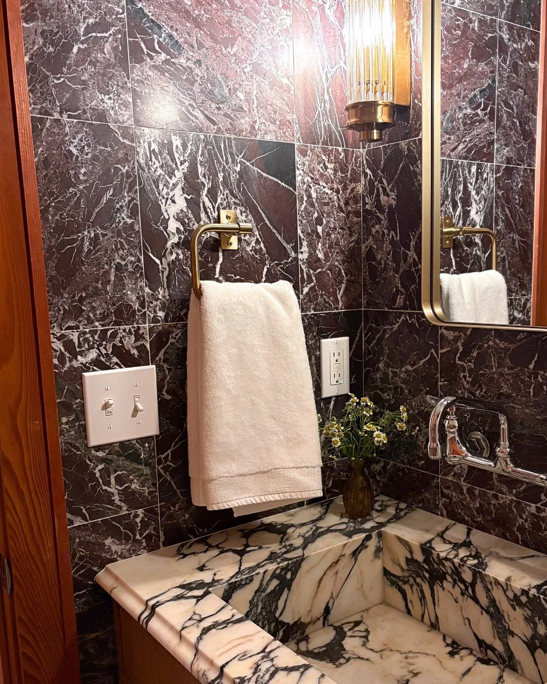 Can&rsquo;t stop thinking about this recently installed moody powder room. And, I mean, who can blame us?

In collaboration with the homeowners, our very own @averie.ipsen got hands on with this amazing full house project. 

#powderroom #luxurytiles 
