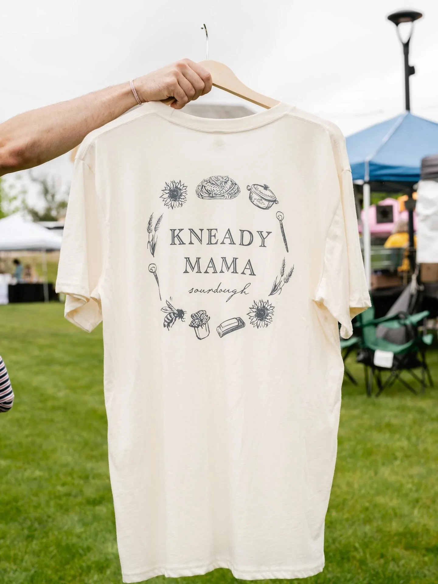 You know when a project just lights your soul on fire? Well doing the branding for @kneady.mama was *THAT* for me. Alyssa, aka the Kneady Mama from south of Boston, makes bread that is organic, handmade, and delicious. Thanks to the amazing internet 