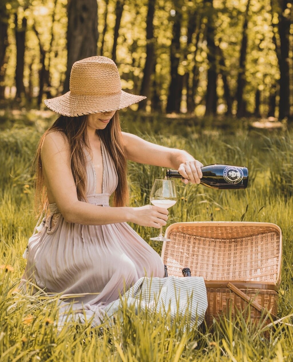 Beauty is in the eye of the beholder.. of the Glass! ⁠
⁠
*Must be 21+ to Sip Sip Hooray. ⁠
⁠
⁠
#merchantsdaugtherhardcider #hudsonvalley #nycider  #pickcider #ciderlover #merchantsdaughter #outdoors #nature #beauty #picnic #wineglass #drinks #moments