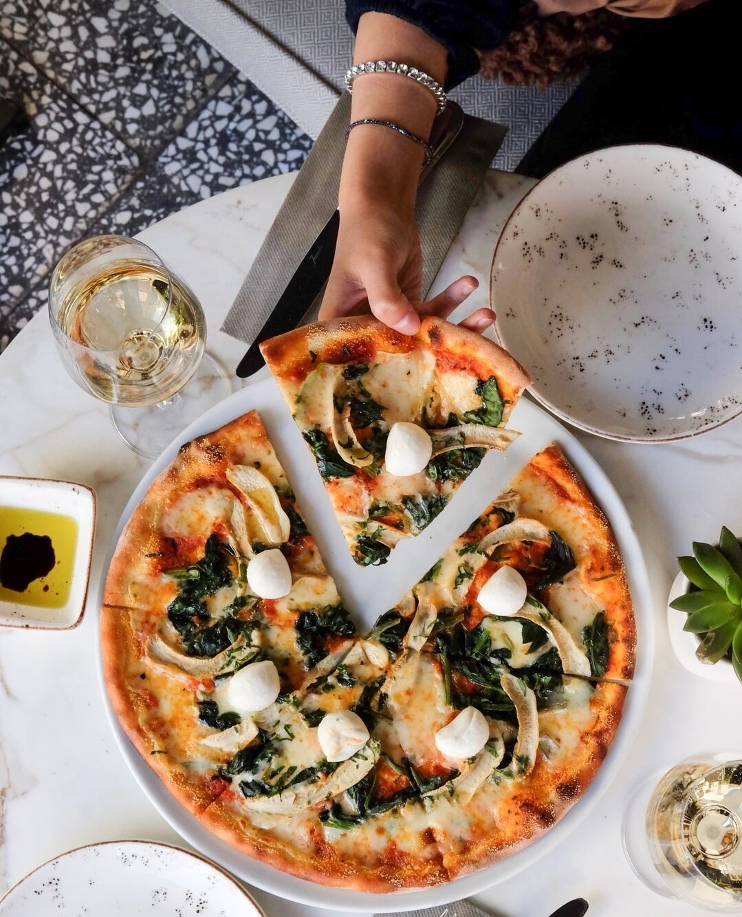 Did you know that MDC pairs perfectly with a yummy pizza for lunch? Well, you do now. 😉 (Support local NY) ⁠
⁠
*Must be 21+ to Sip Sip Hooray.⁠
⁠
#merchantsdaugtherhardcider #hudsonvalley #nycider  #pickcider #ciderlover #merchantsdaughter #nyc #piz