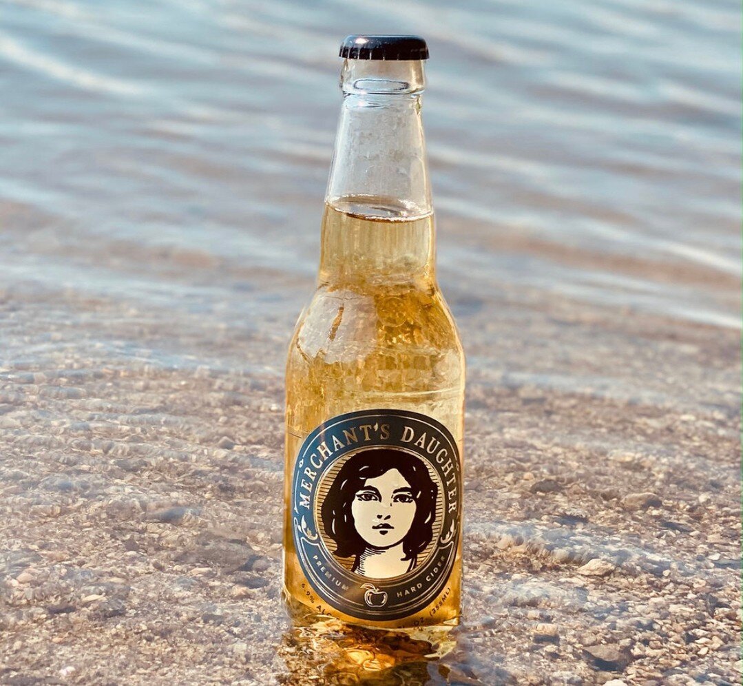 Merchants Daughter Dry is ideal for hot days at the lake or cool nights on the dock. A wonderful experience to share with family &amp; friends. ⁠
⁠
*Must be 21+ to Sip Sip Hooray!⁠
⁠
#dock #bay #beach #friends #experience #nyc #upstateandchil #hampto