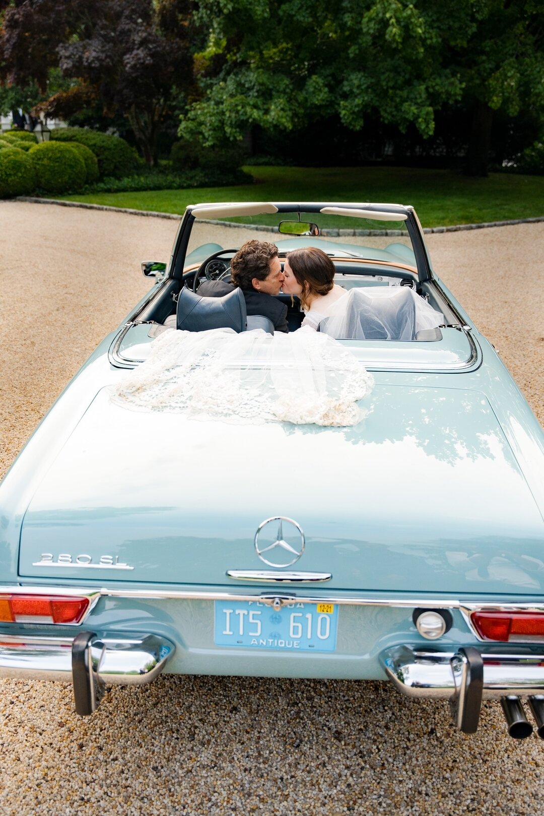 A celebratory kiss before the getaway.⁣
Photo: @jeanpierrecreates
Dress: @fadielkhouryofficial 

#theweddingcollab #vintagecar #hamptonswedding #blueandwhite #luxurywedding #weddinginspo #weddinginspiration #luxuryweddingdesign #luxuryweddingplanner 