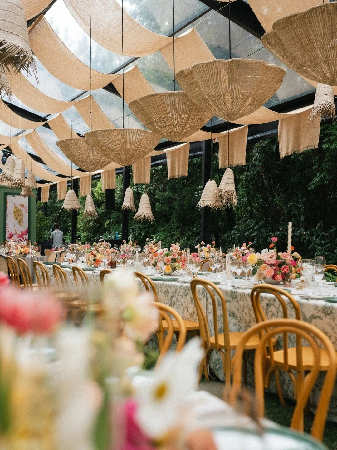 Amidst the evening&rsquo;s golden glow, texture and pattern featured heavily. Fringed Hessian drapes, handwoven lampshades, natural linen moving with the breeze, and blooms in full color against a distinctly South African backdrop. ✨

Planning: @the_