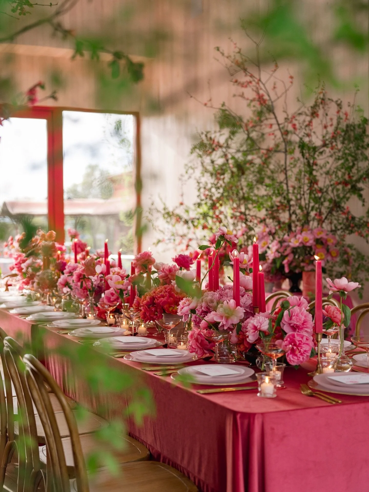 In the spirit of pink and red this Valentine&rsquo;s Day.

Planning: @the_wedding_collab 
Floral Design: @ariellachezardesign 
Photography: @heatherwaraksa of @theweddingartistsco 
Venue: @thecaboosehudsonny 
Flowers: @renaissancefarmvt @fiveforkfarm