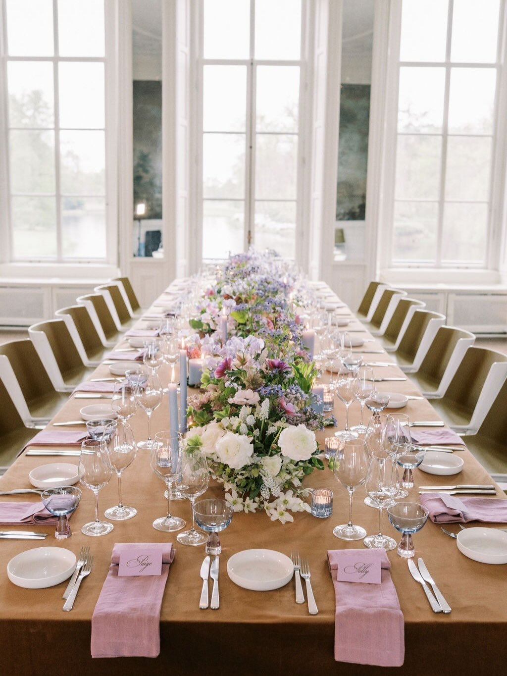 Springtime in the Netherlands is synonymous with tulip and floral preeminence, and every year @ariellachezardesign hosts budding enthusiasts (no pun intended!) and professionals alike for a multi-day floral workshop in Amsterdam, where participants a