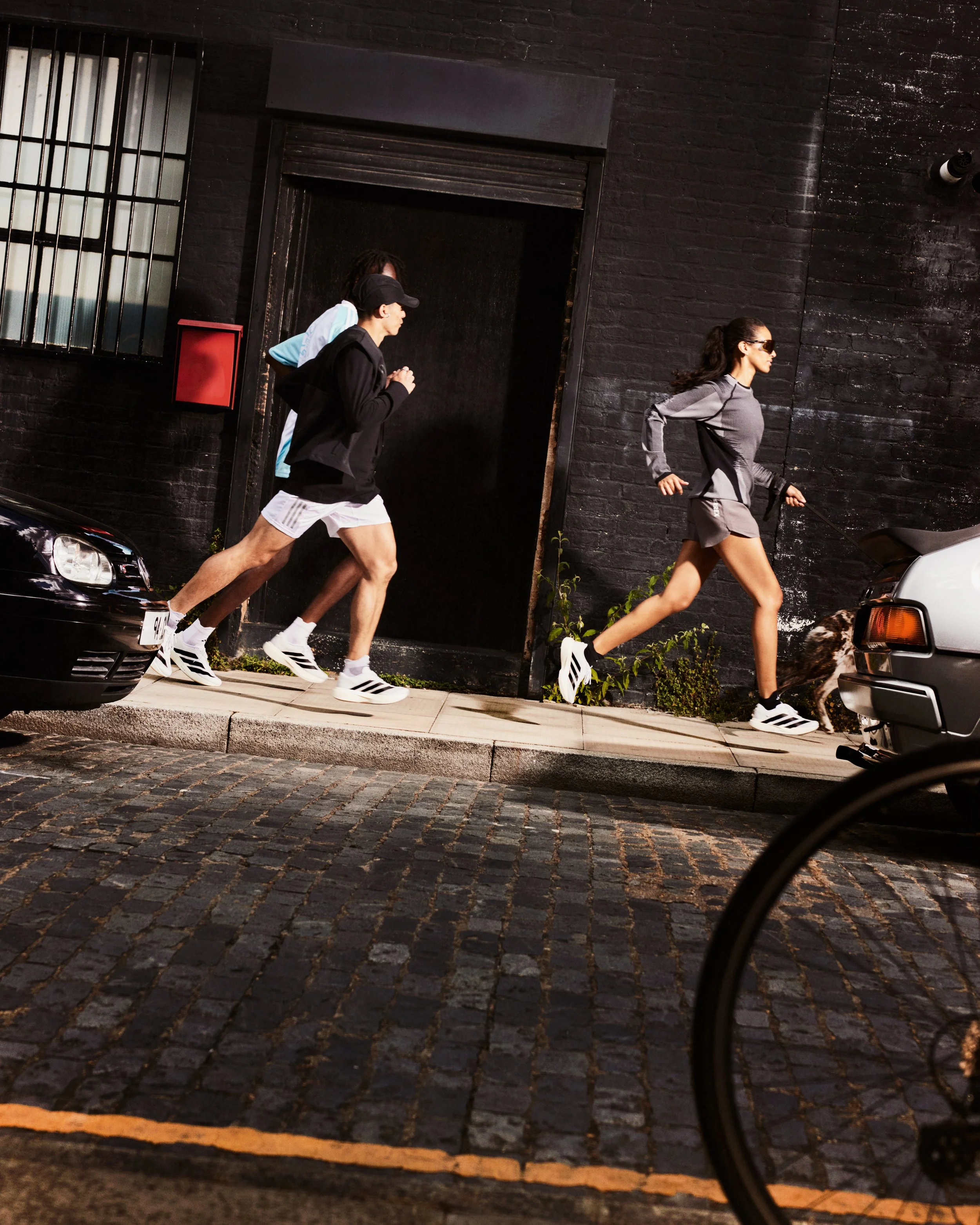 H24280_SS25_ADIZERO_EVOSL_INTRO_ON_FOOT_04_4X5_RGB.jpg