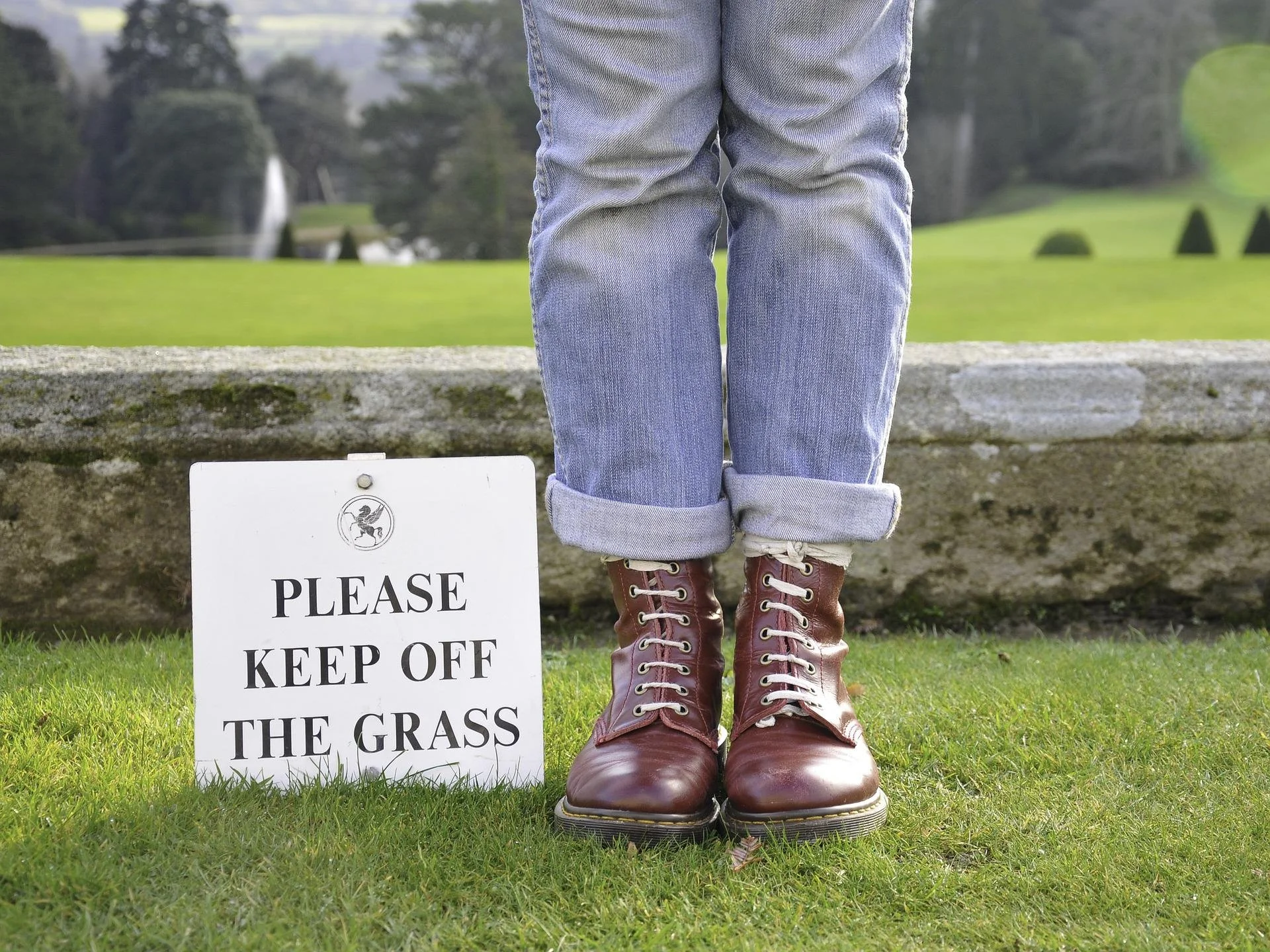 4 Ways to Deal with Employees with Don’t Comply with Company Policy (with 6 Example Consequences)