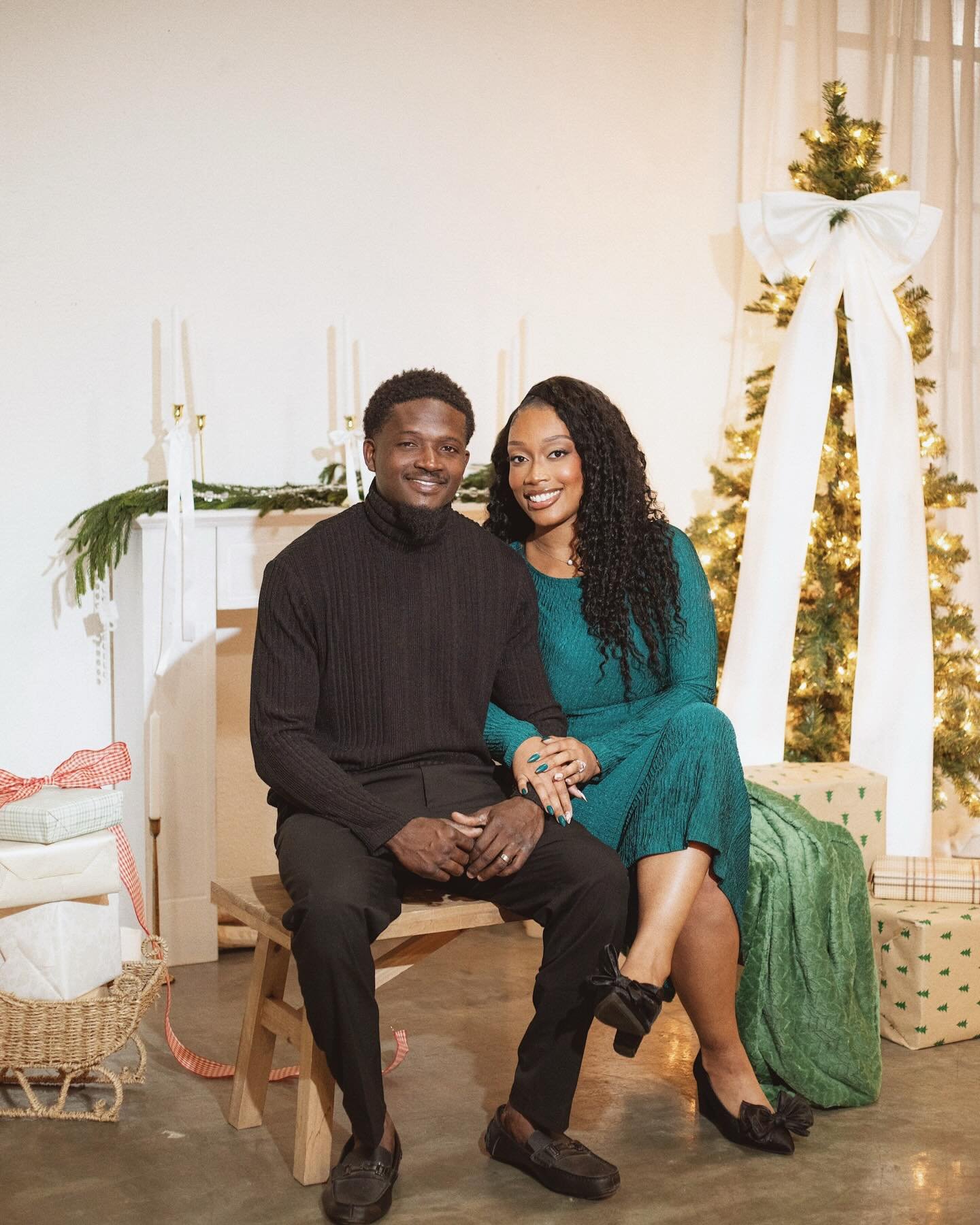 Had the absolute pleasure of capturing this incredible couple during our 20 minute Christmas mini-session. These short, sweet sessions are the perfect way to get beautiful, high-quality holiday portraits without the stress. Book your slot today ☀️🤎
