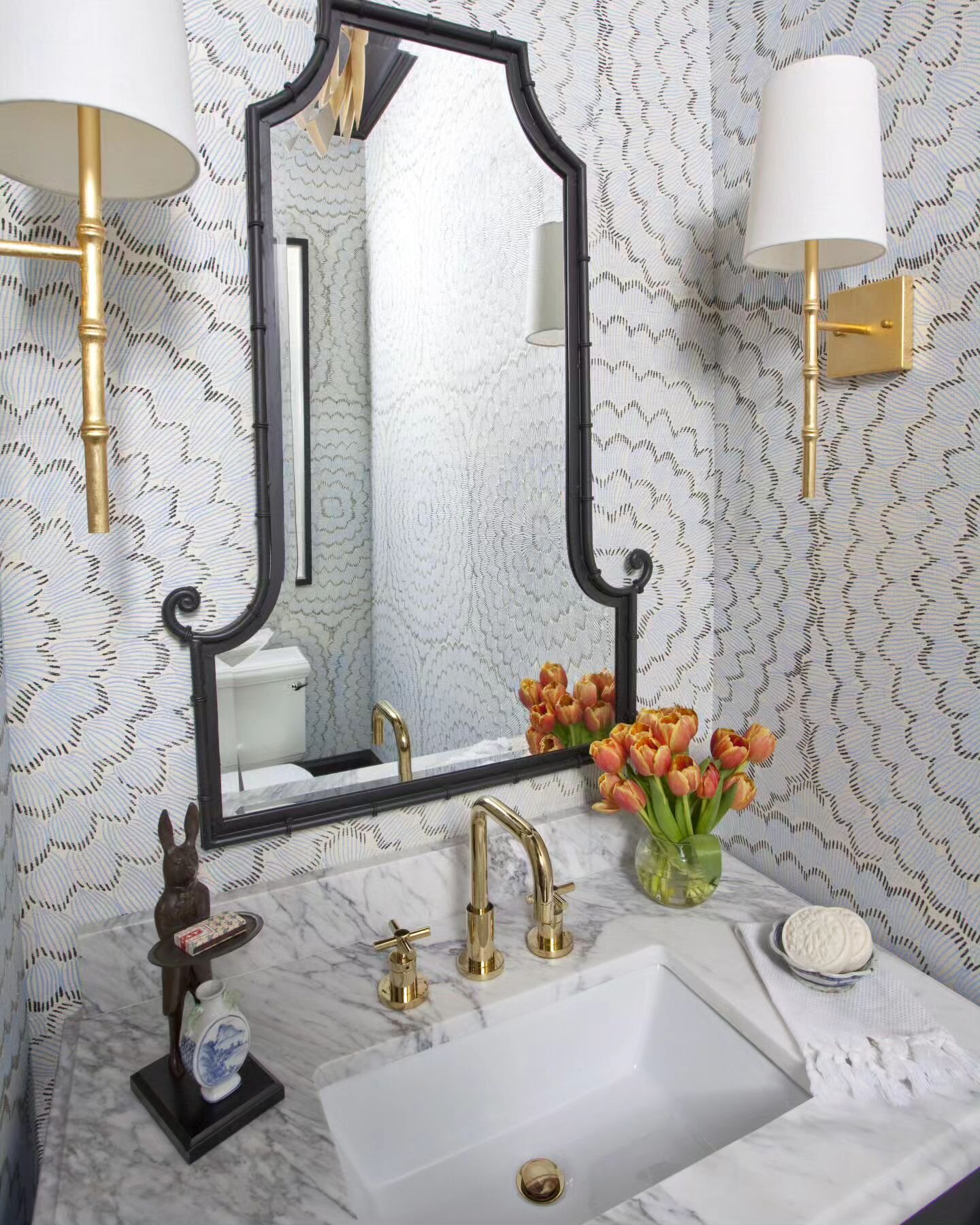 Big prints in a small space are always a good idea! @schumacher_south @schumacher1889 @uttermostcompany @worldsaway1 #pow #powderroom #powderroomdesign #powderroomdecor #powderroominspo #wallpaper #wallpaperwednesday #designstudio #interiordecorator 