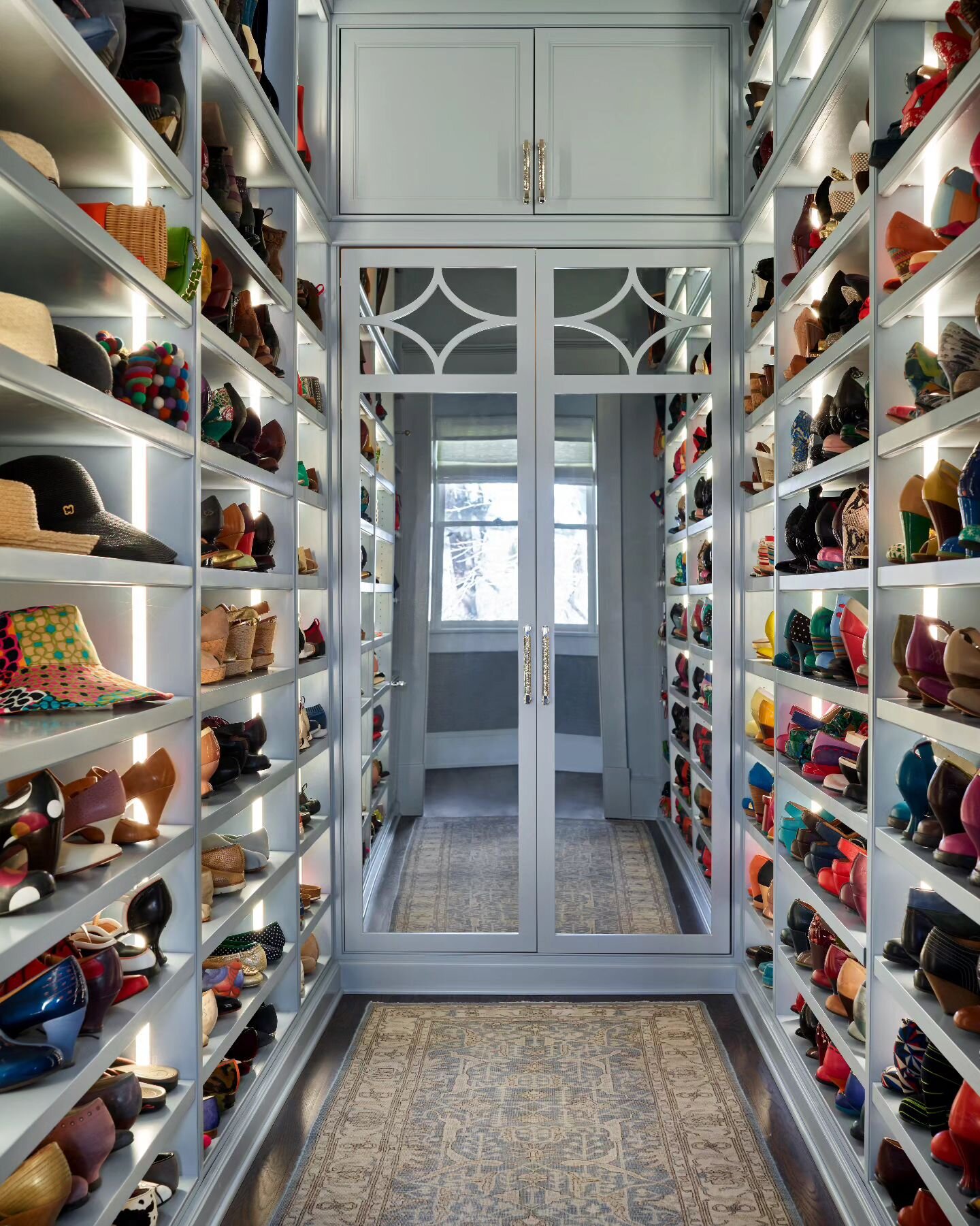 Walking into the weekend like....@architecturallyinspiredkitchen @matthewquinncollection #customcloset #shoecloset #shoeaddict #shoecollection #dreamclient #interiors #designinspo #designideas #closetideas #closetinspo #atlantainteriordesigner #atlan