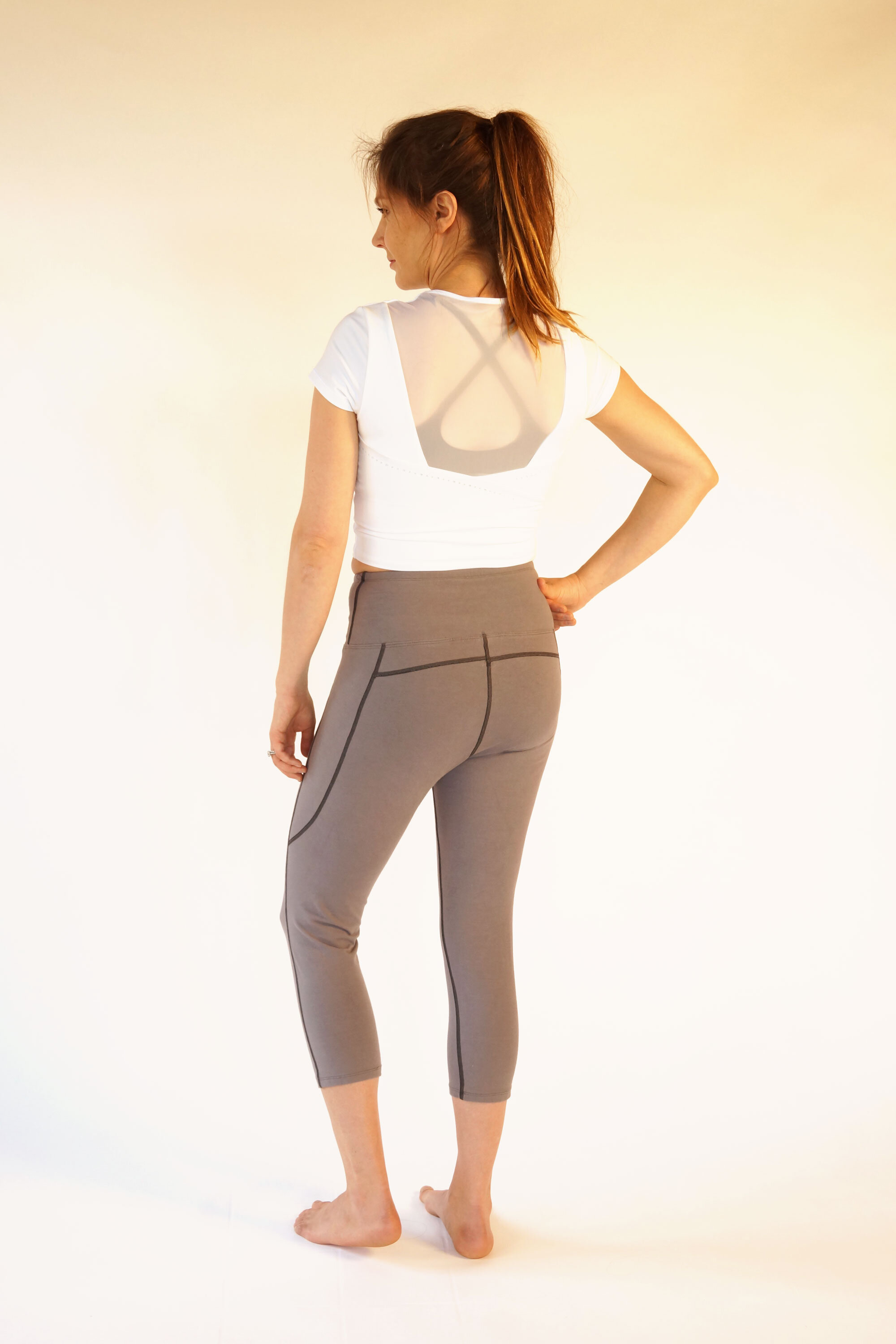 DSC09370-gray-leggings-pretty-bum-shot-OP.jpg