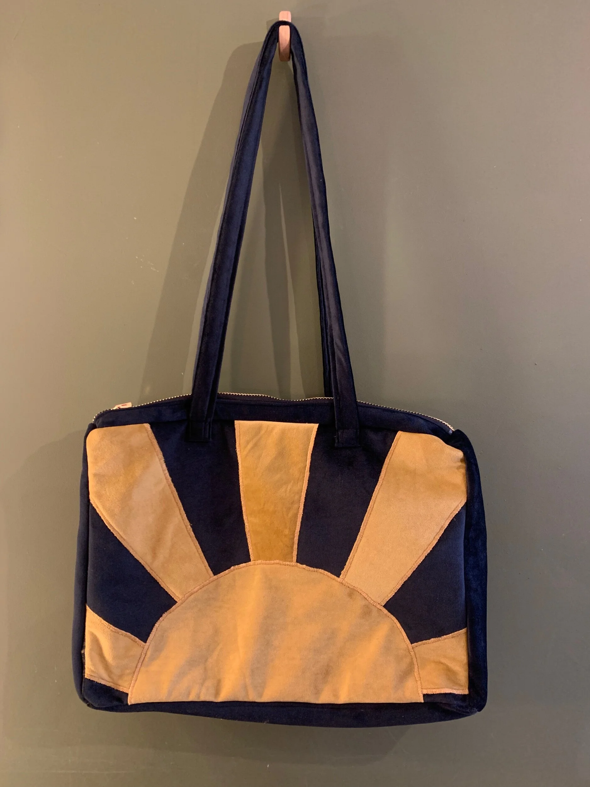 CEEF873B-47D7-4C2B-B64D-3F671E4257FE