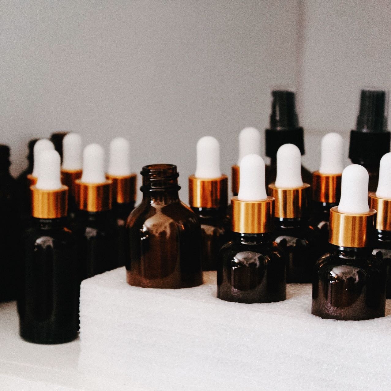 Blending oils can be confusing! So many opinions and methods and no clear starting place...

There are four main methods of blending that I&rsquo;ve come across and used over the past 7 years.

&bull; blending for fragrance
&bull; blending based on c