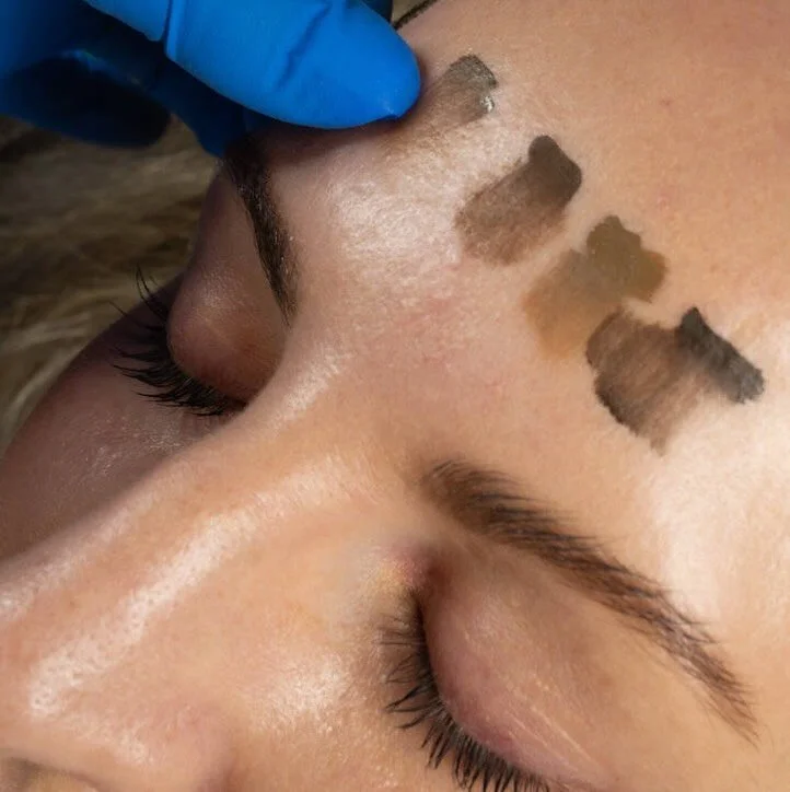 I still swatch pigments on skin 🙋&zwj;♀️ BUT&hellip; only when I&rsquo;m working with more inorganic / mineral-based pigments. Hybrids can work too, as long as they lean more towards an inorganic base.

Here&rsquo;s why ⬇️
Skin swatching can be help