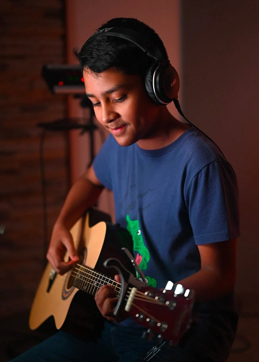Alumno grabando guitarra en el estudio profesional de Tonus