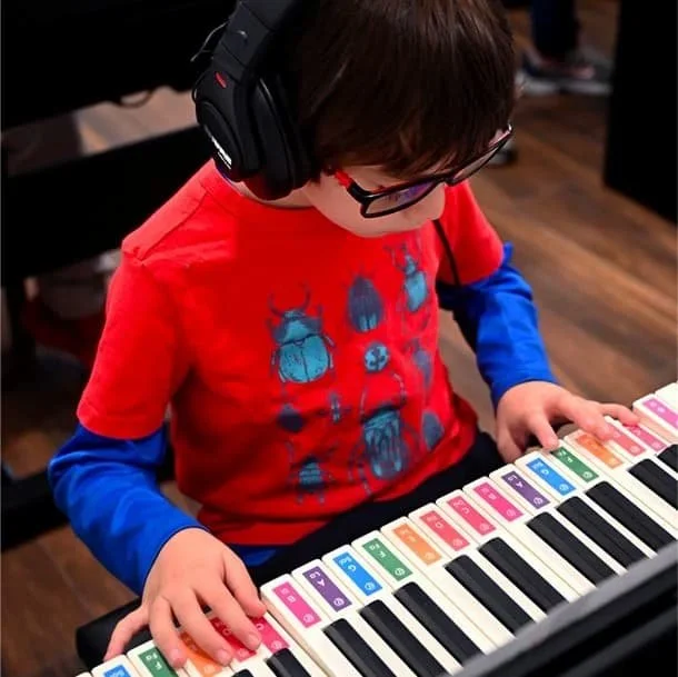 Niño aprendiendo piano con el método Color en Tonus