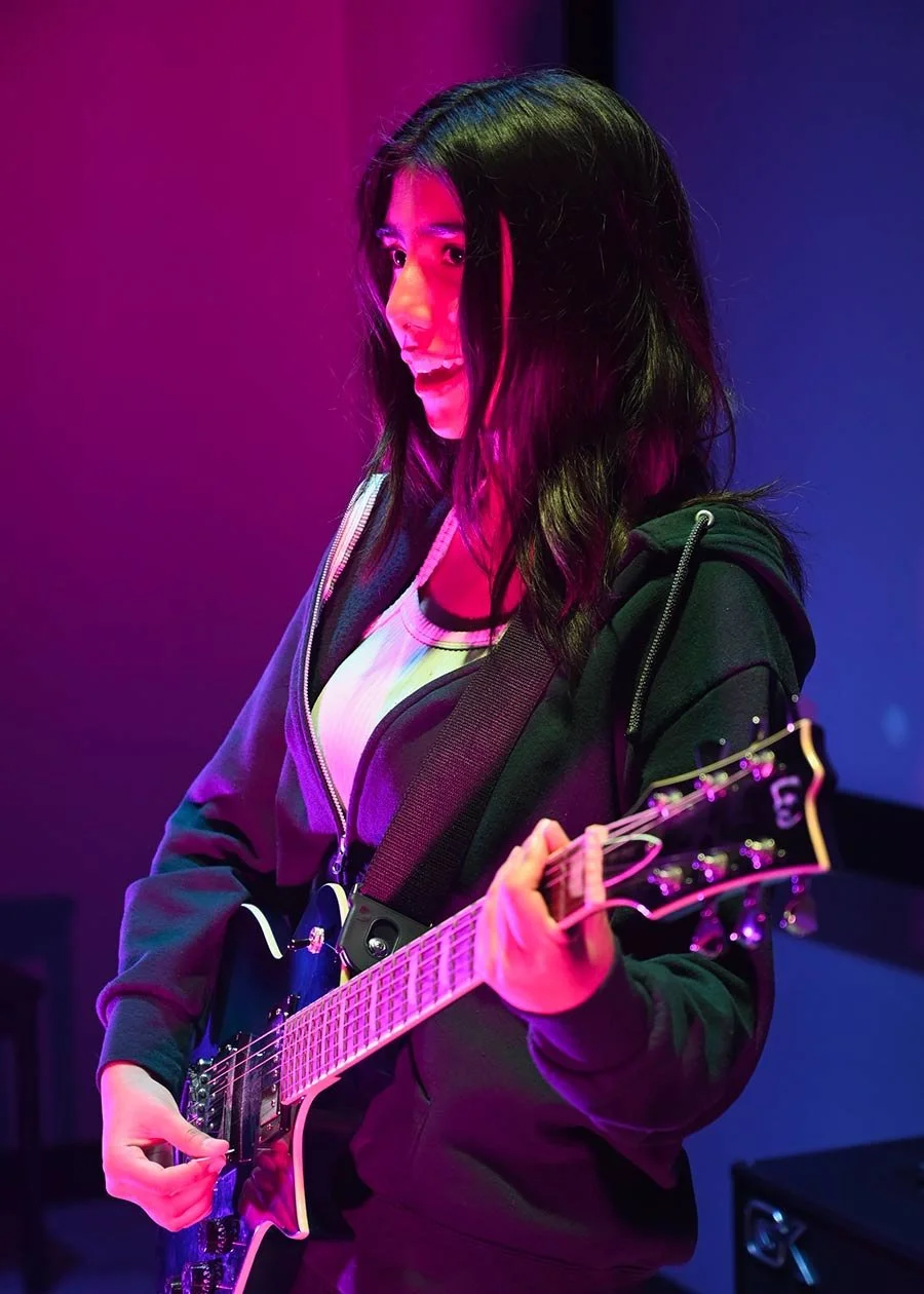 Presentación de guitarra frente al público en el auditorio de Tonus