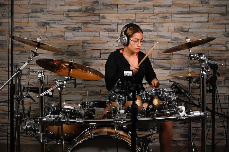 Alumno grabando su música en el estudio de Tonus León