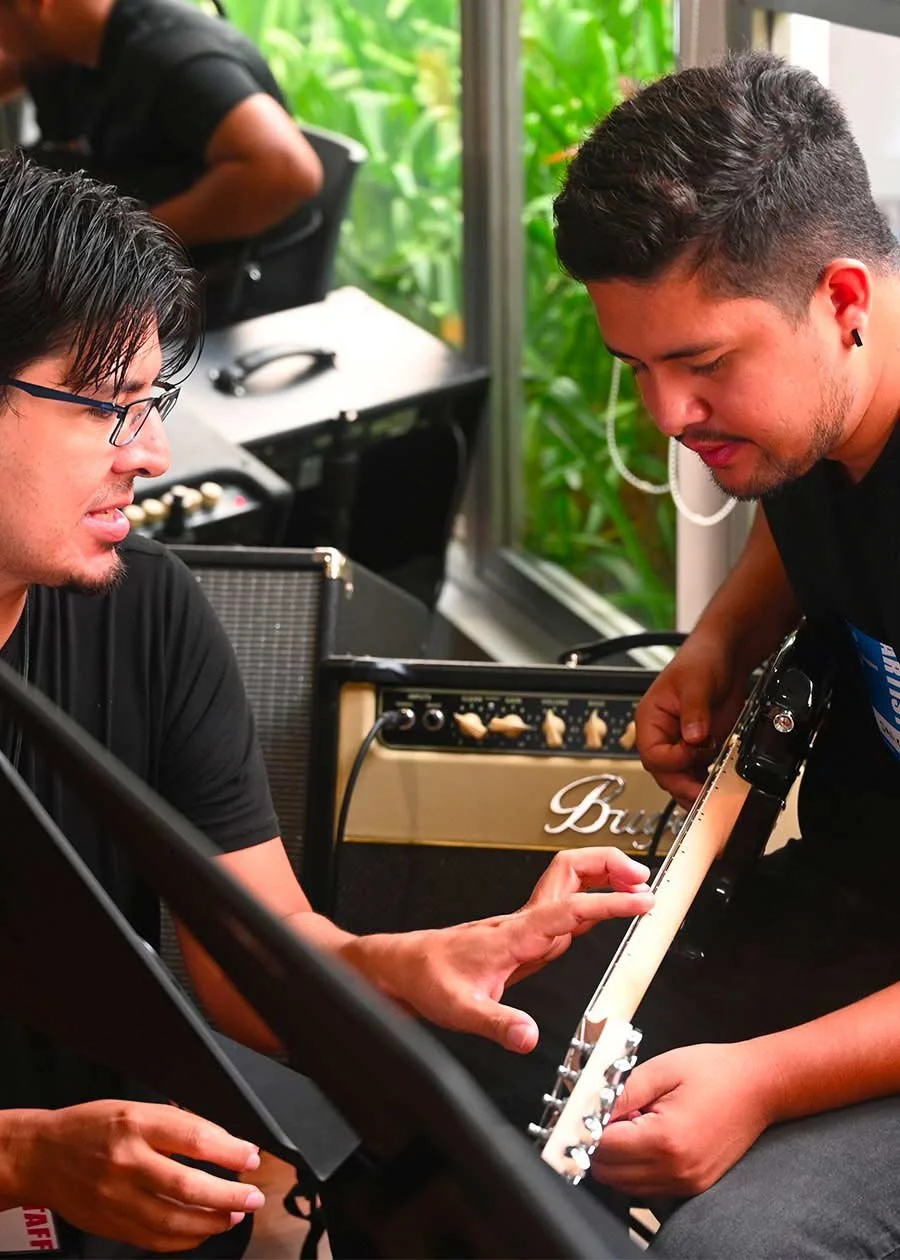 Clase de guitarra con maestro en Tonus León
