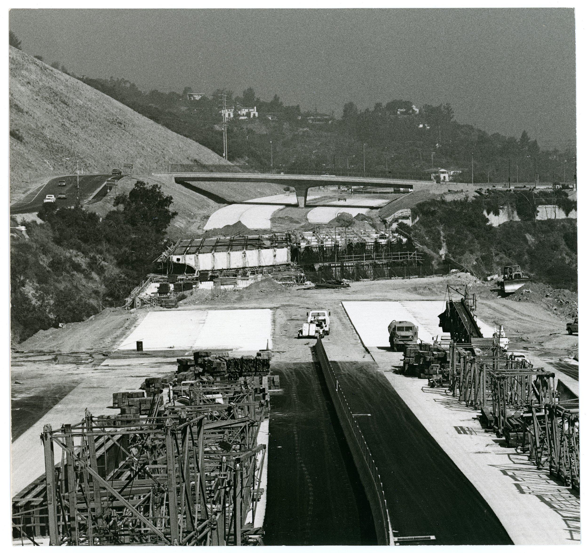  The Foothill Freeway under construction, c. 1971. Image from the  La Cañada Valley Sun  Photo Morgue in the Lanterman Archives. 