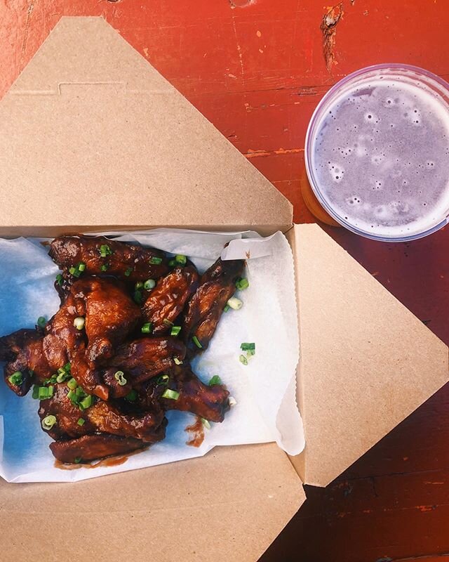 #WingWednesday is in full effect! Come enjoy all of our wing options and wash it down with one of our 12 beers on draft🍻 Check out our story for the list!
&bull;
&bull;
&bull;
&bull;
&bull;
#combo  #bites #sips #outdoorvibes #airstream #beergarden #