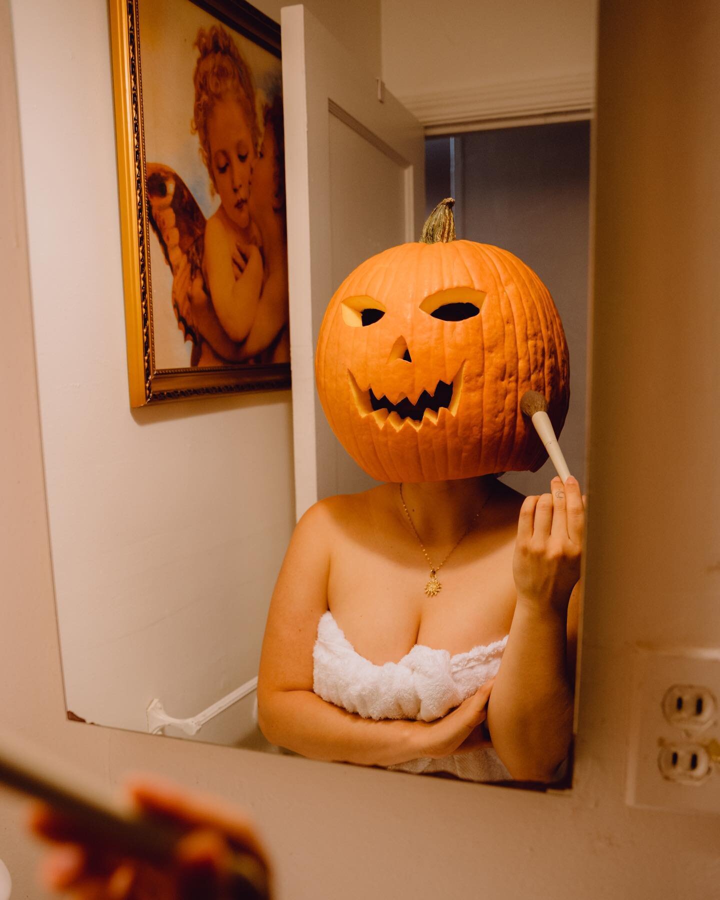 Getting ready for tonight💄✨

@spicyselenaa 

#trendyy #skims #skimsdress #pumpkincarving #pumpkinhead #pumpkinspice #halloween #halloweenmakeup #halloweencostume #portraitphotography #fallfashion #falloutfits #bayarea #sanfrancisco #sanjose #oakland