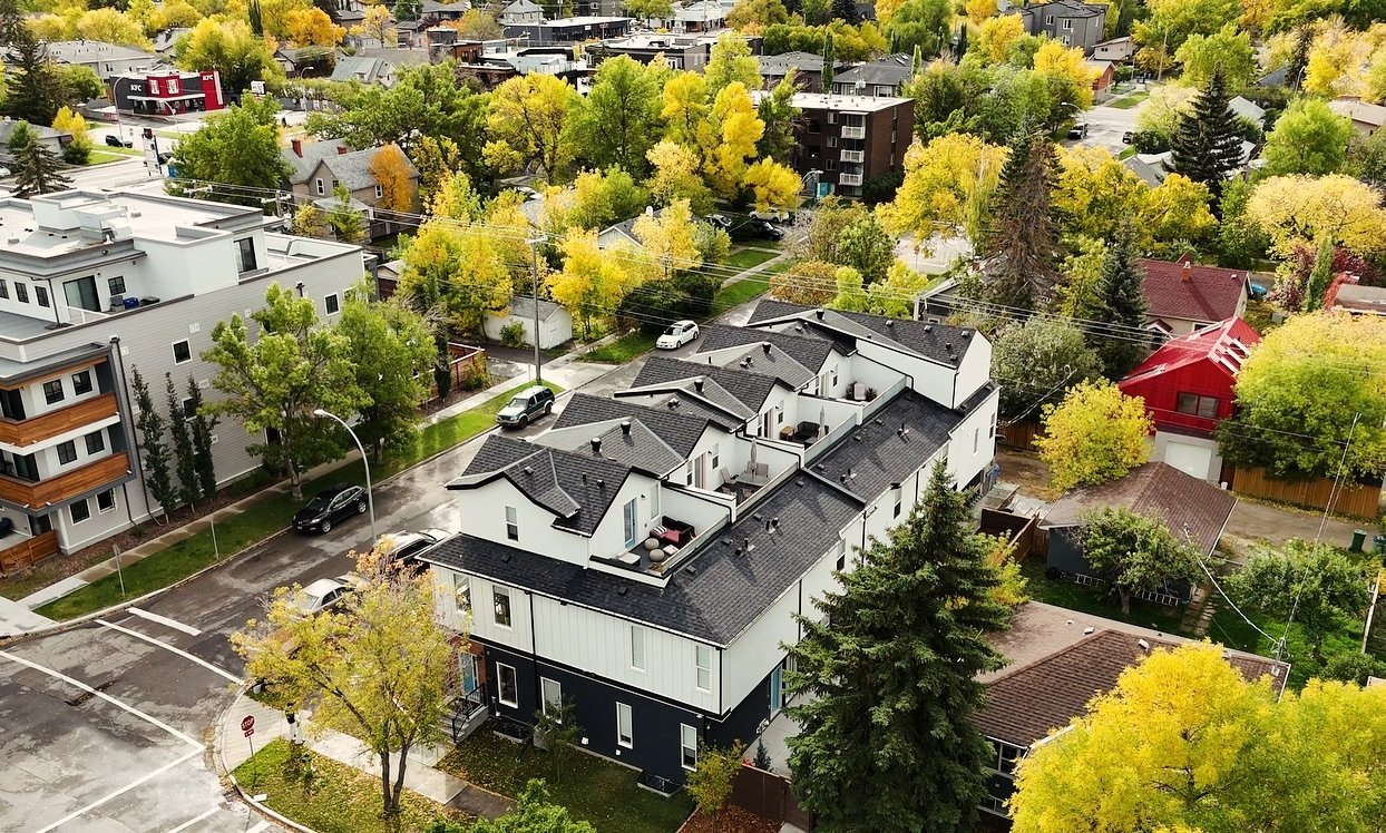 Whether it&rsquo;s rain or shine, there&lsquo;s always a stunning view to appreciate our house. 🌧☀ Embracing every moment, no matter the weather! #homesweethome #beautifulviews #calgary #calgaryhomebuilder