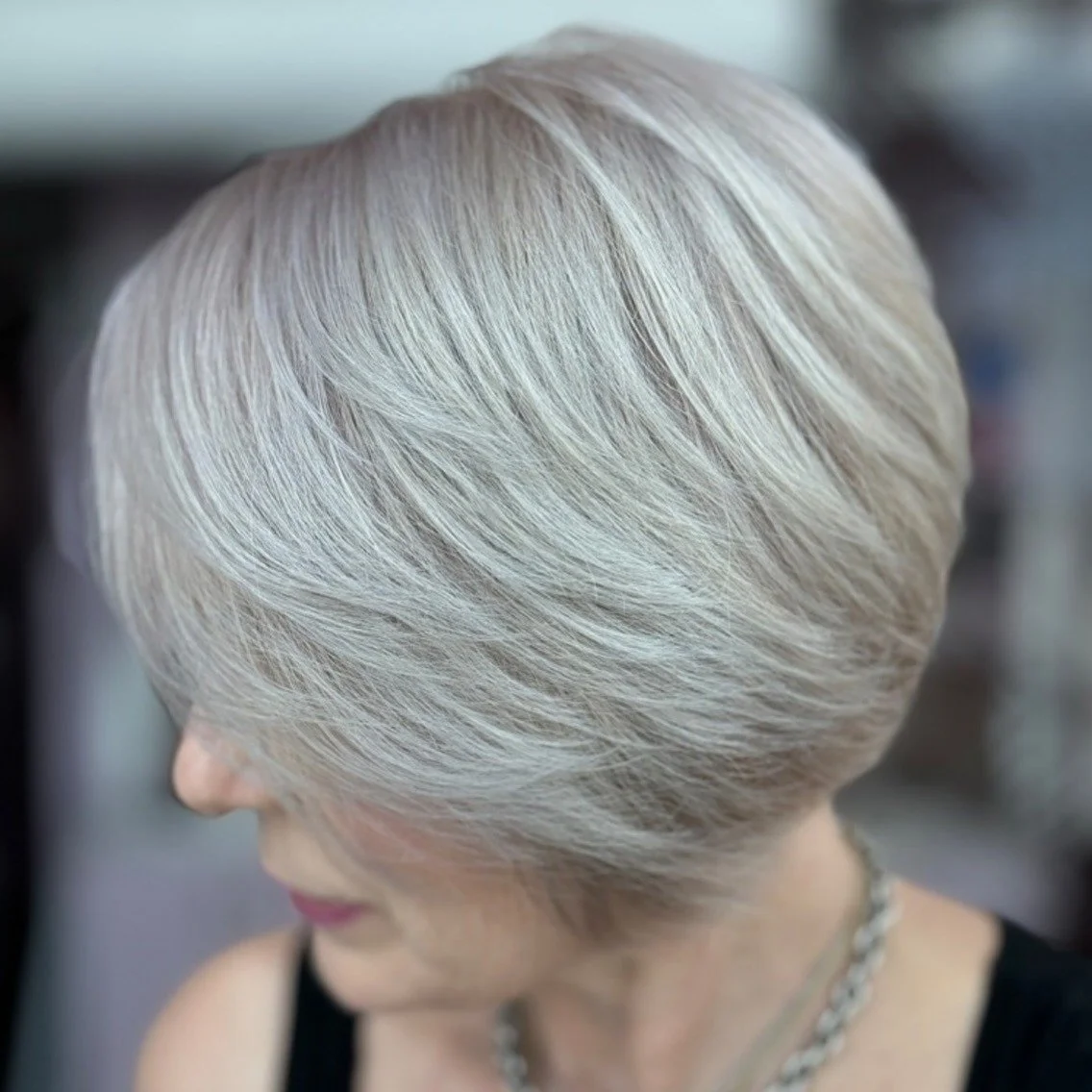 Grey Blending vs Full Coverage: The 2025 Guide to Going Grey Gracefully
