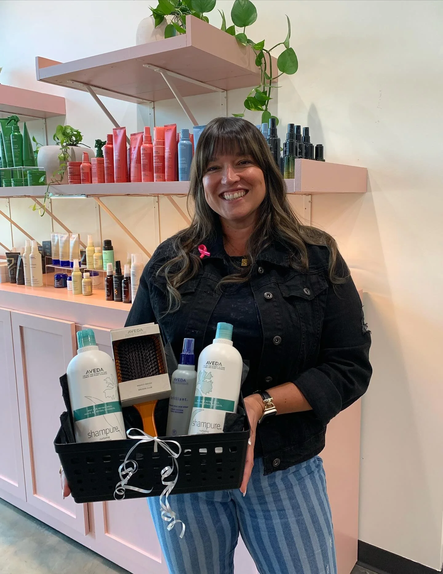 Congrats to our October winner 💗
Pre book with us at your next appointment if you want to win an Aveda product gift basket valued over $225! 🎁 
(Raffle every month!)
Also LINK IN BIO to book your next hair appointment 💇🏻&zwj;♀️ 
#avedasalon #aved