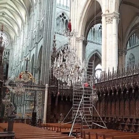 Pour+l'Etablissement+de+Chant-Viron,+restaurateurs+du+patrimoine+_+participation+à+la+restauration+des+lustres+de+la+cathédrale+Notre-Dame+d'Amiens+(cristallerie,+électrification,+pose)+et+à+la+restitution+des+lan.jpeg